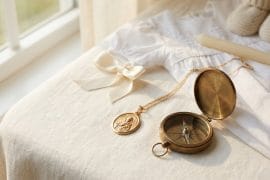 Baptême : la médaille du Saint patron, un cadeau qui traverse le temps et guide l’enfant pour la vie