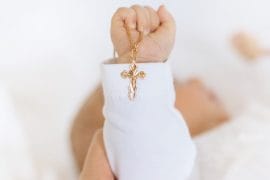Bijoux chrétiens : que porte-t-on vraiment quand on les met chaque jour ?