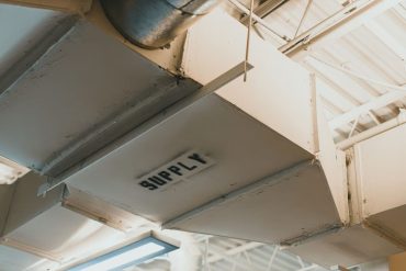Derrière les plafonds des hôtels : ce que la ventilation raconte sur la qualité d'un séjour
