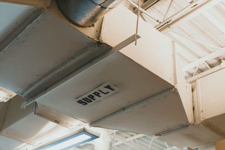 Derrière les plafonds des hôtels : ce que la ventilation raconte sur la qualité d'un séjour