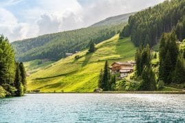 Les stations de ski en été : une destination incontournable entre nature, gastronomie et vins d'exception