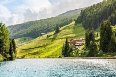 Les stations de ski en été : une destination incontournable entre nature, gastronomie et vins d'exception