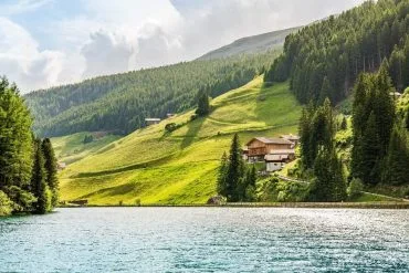 Les stations de ski en été : une destination incontournable entre nature, gastronomie et vins d'exception