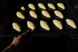 À quelle hauteur dois-je placer le plateau dans le four