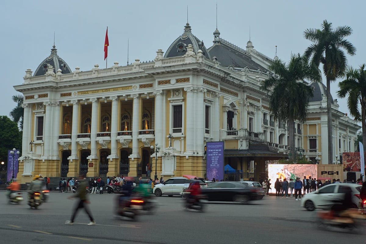 Façade de l’Opéra de Hanoï et circulation de scooters devant le bâtiment